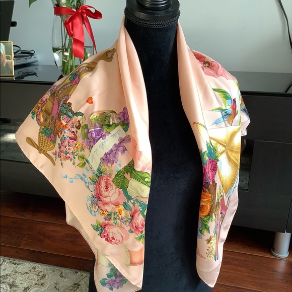 GUCCI silk scarf ~ VERY LOVELY print 💙❤️💜 - Picture 3 of 16